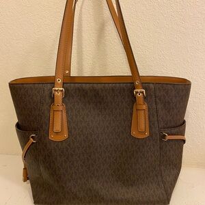 Michael Kors Voyager tote bag *with matching wallet*